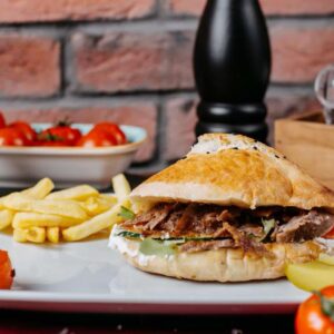 Burger s trhaným husím masem, hranolky